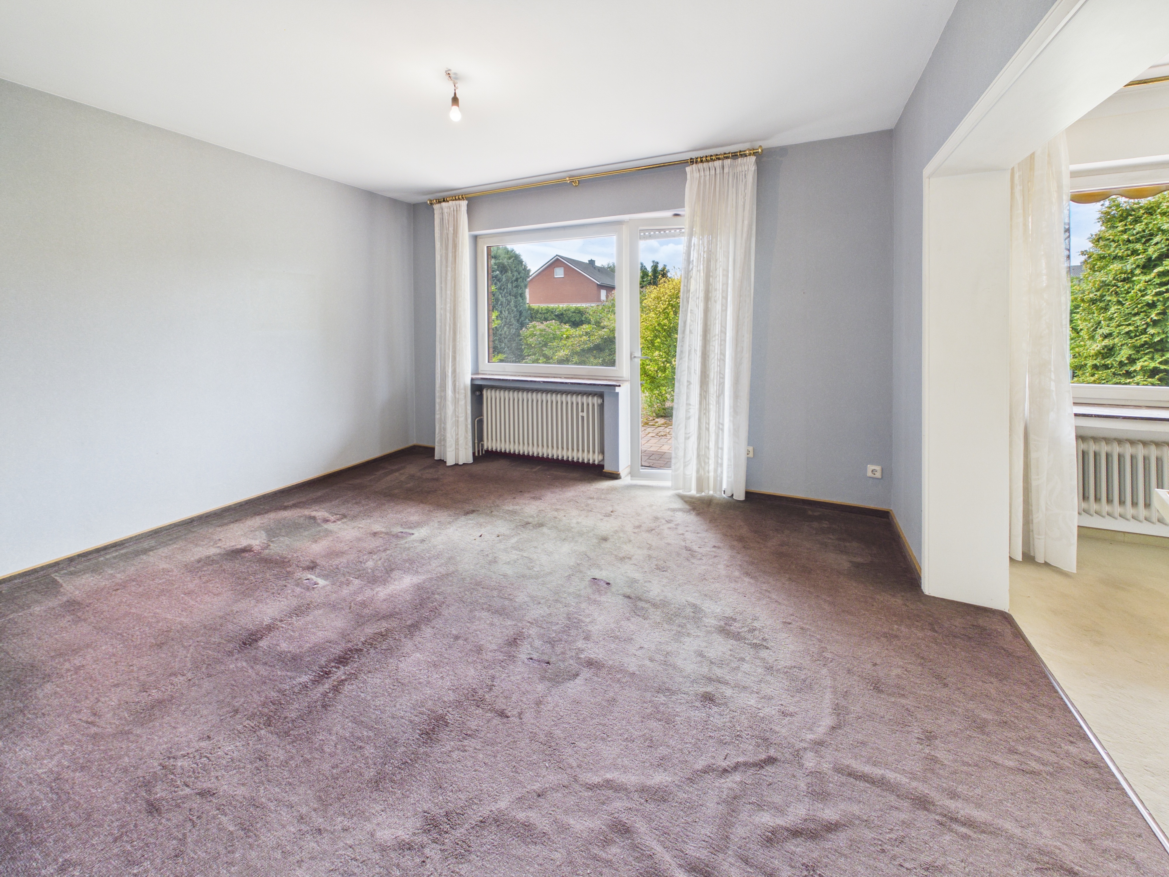 Großzügiges Zimmer mit breiter Fensterfront und Zugang nach draußen Großzügiges Zimmer mit breiter Fensterfront und Zugang nach draußen