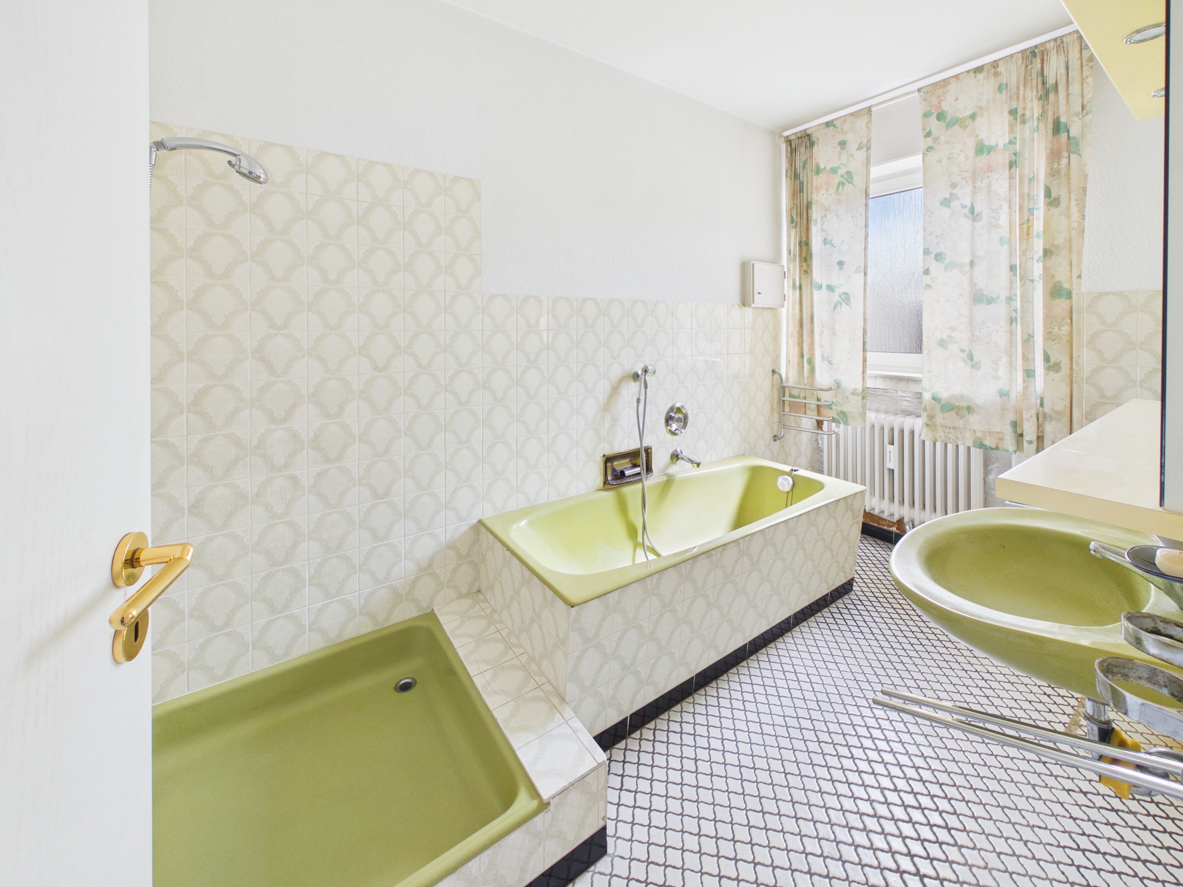 Tageslichtbad mit Dusche, Badewanne und WC Tageslichtbad mit Dusche, Badewanne und WC