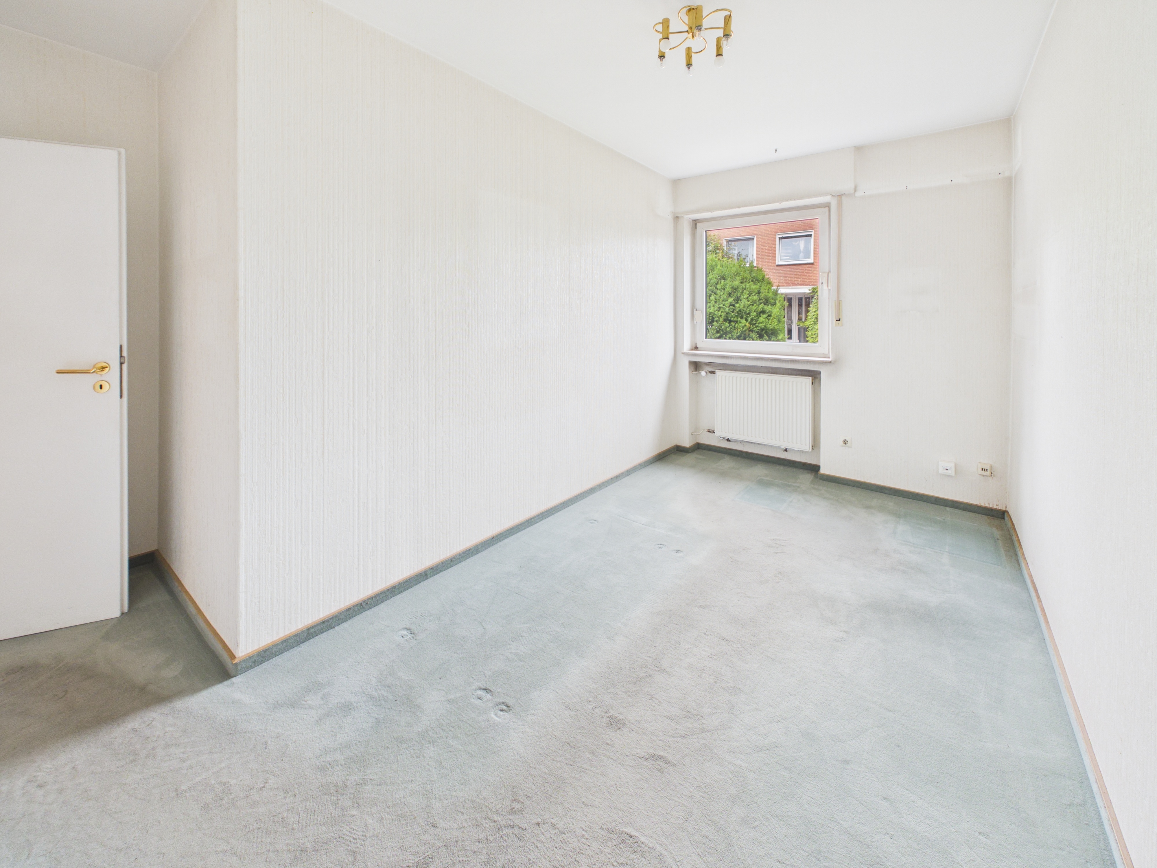 Helles Zimmer mit Fenster zum Vorgarten Helles Zimmer mit Fenster zum Vorgarten