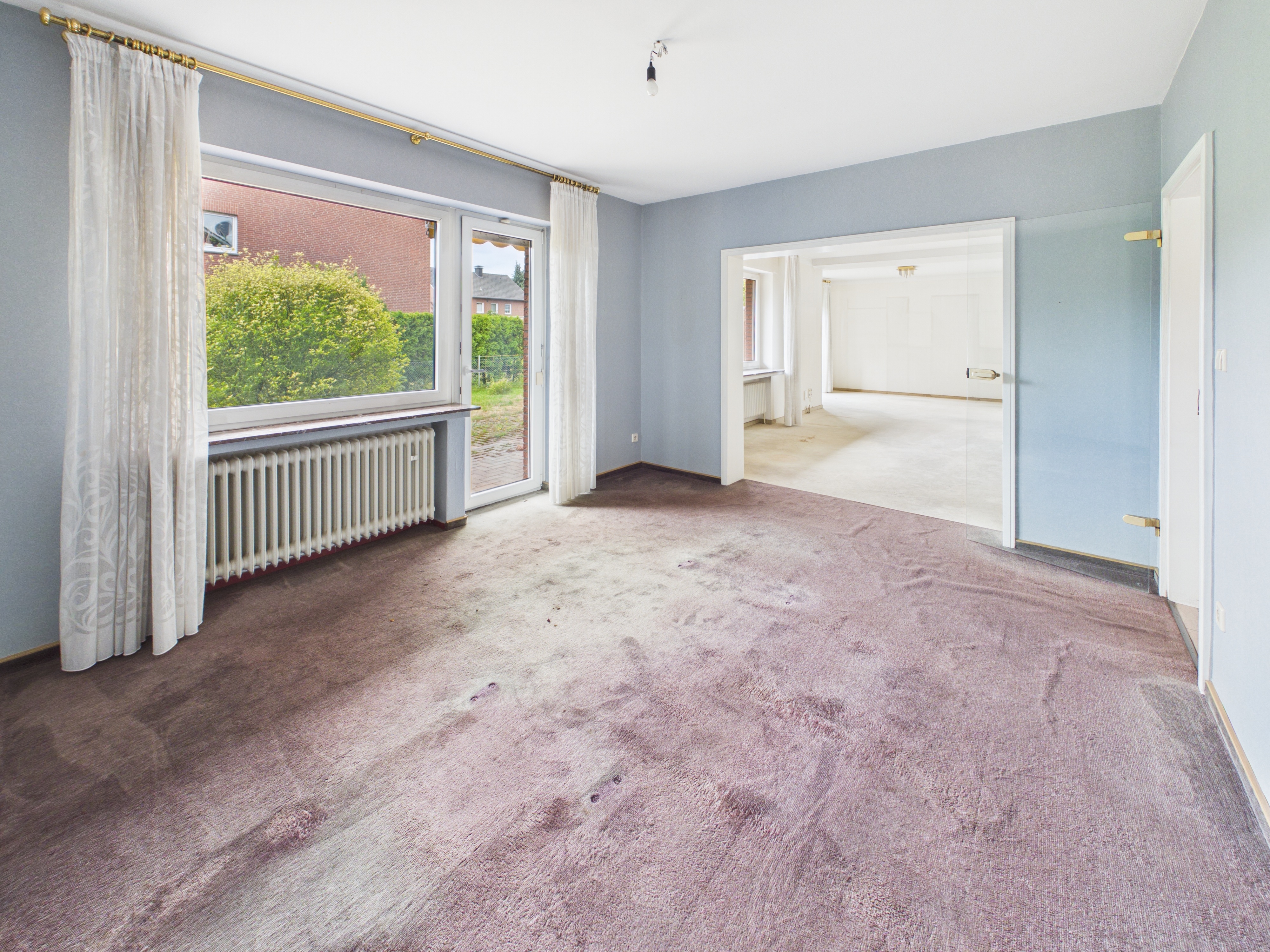 Großzügiges Zimmer mit breiter Fensterfront und Zugang nach draußen Großzügiges Zimmer mit breiter Fensterfront und Zugang nach draußen