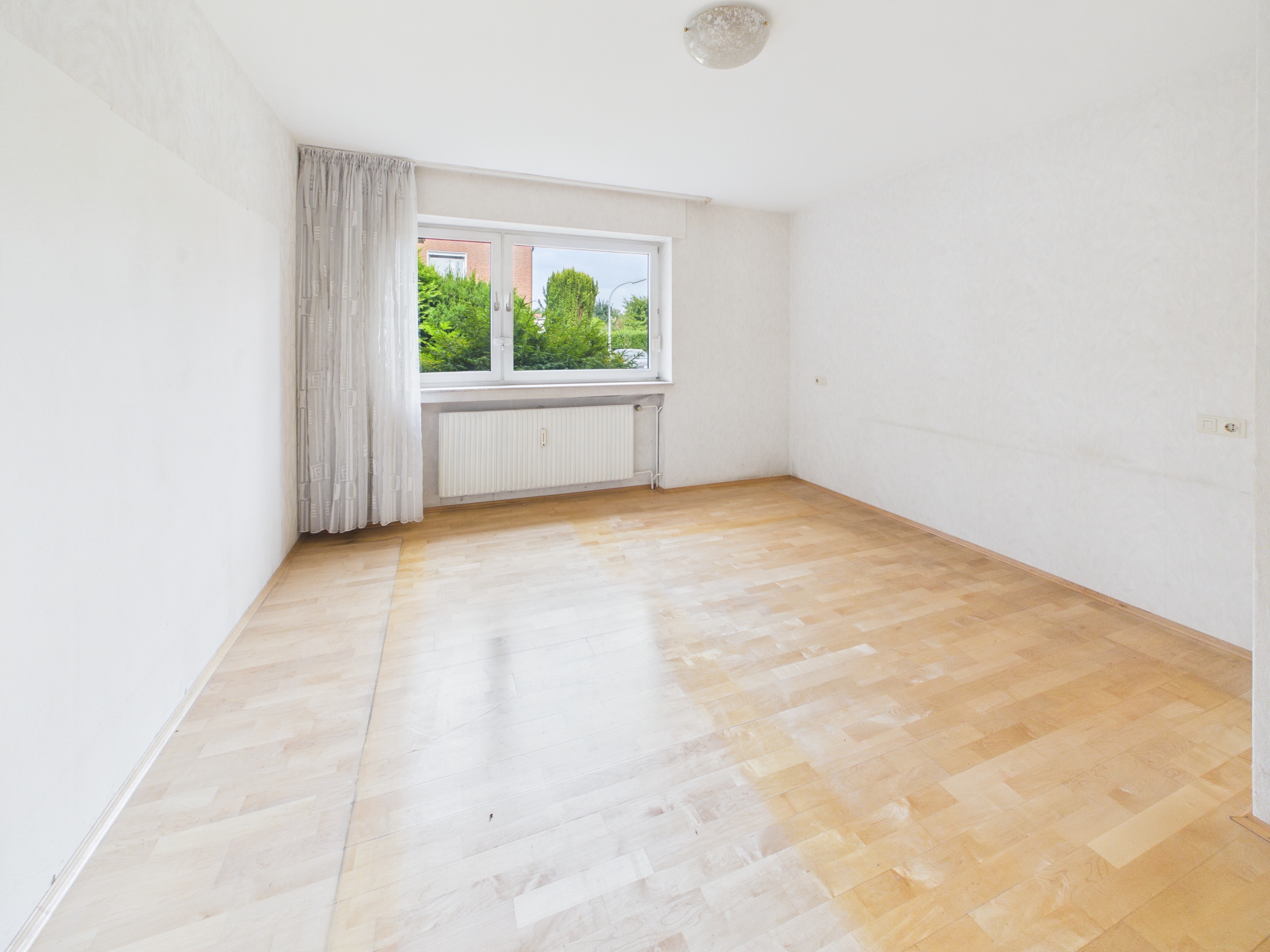 Helles Schlafzimmer mit großen Fenstern Helles Schlafzimmer mit großen Fenstern