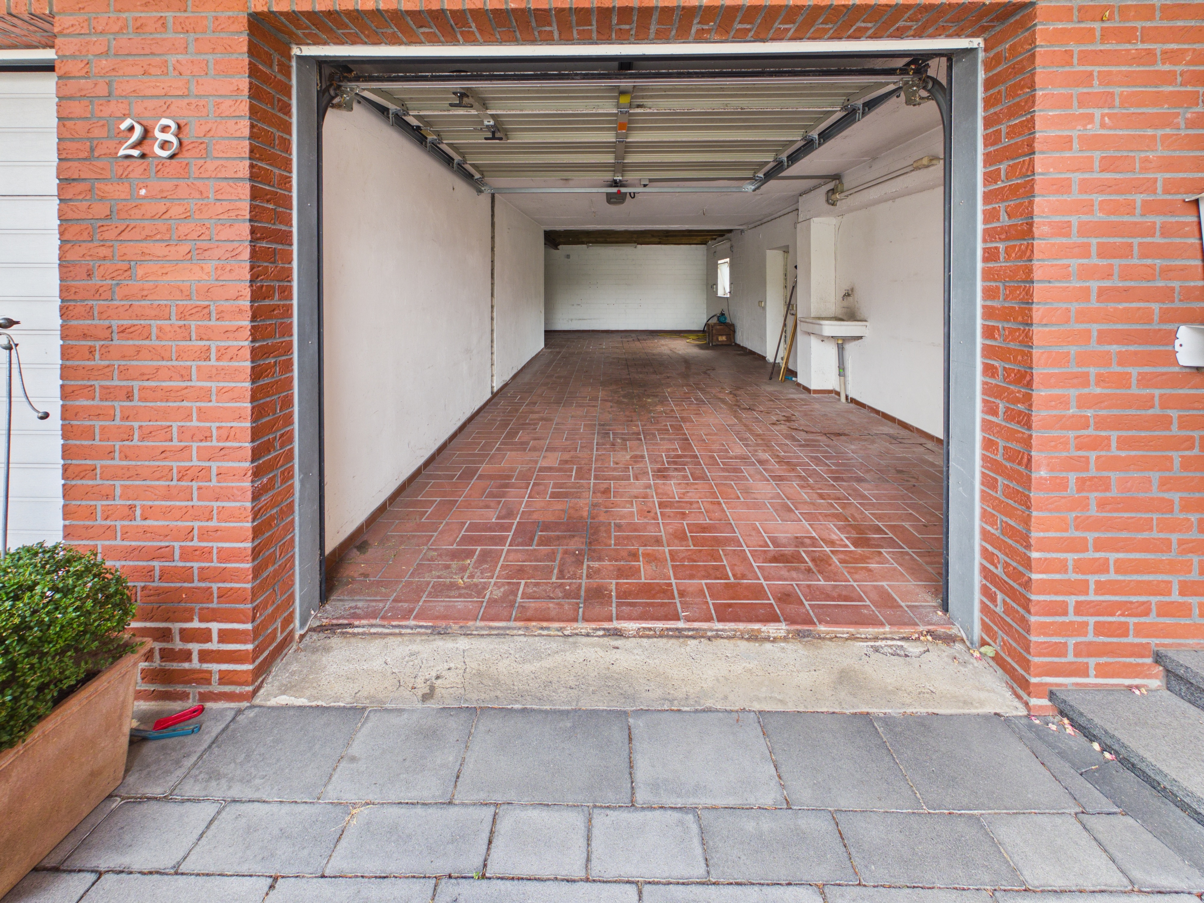 Geräumige Garage mit direkter Zufahrtsmöglichkeit Geräumige Garage mit direkter Zufahrtsmöglichkeit