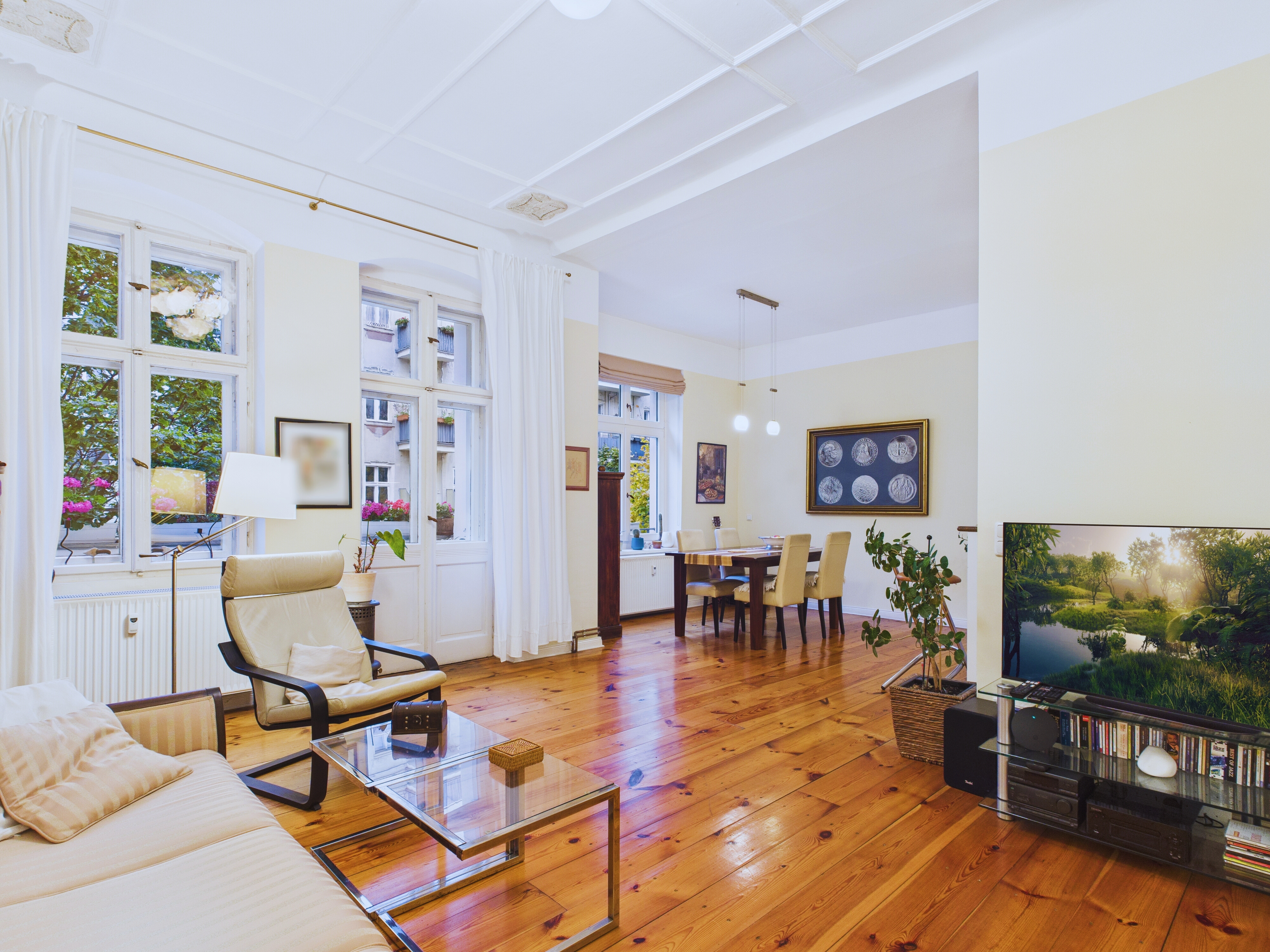 Wohnzimmer mit Blick in den Essbereich Wohnzimmer mit Blick in den Essbereich