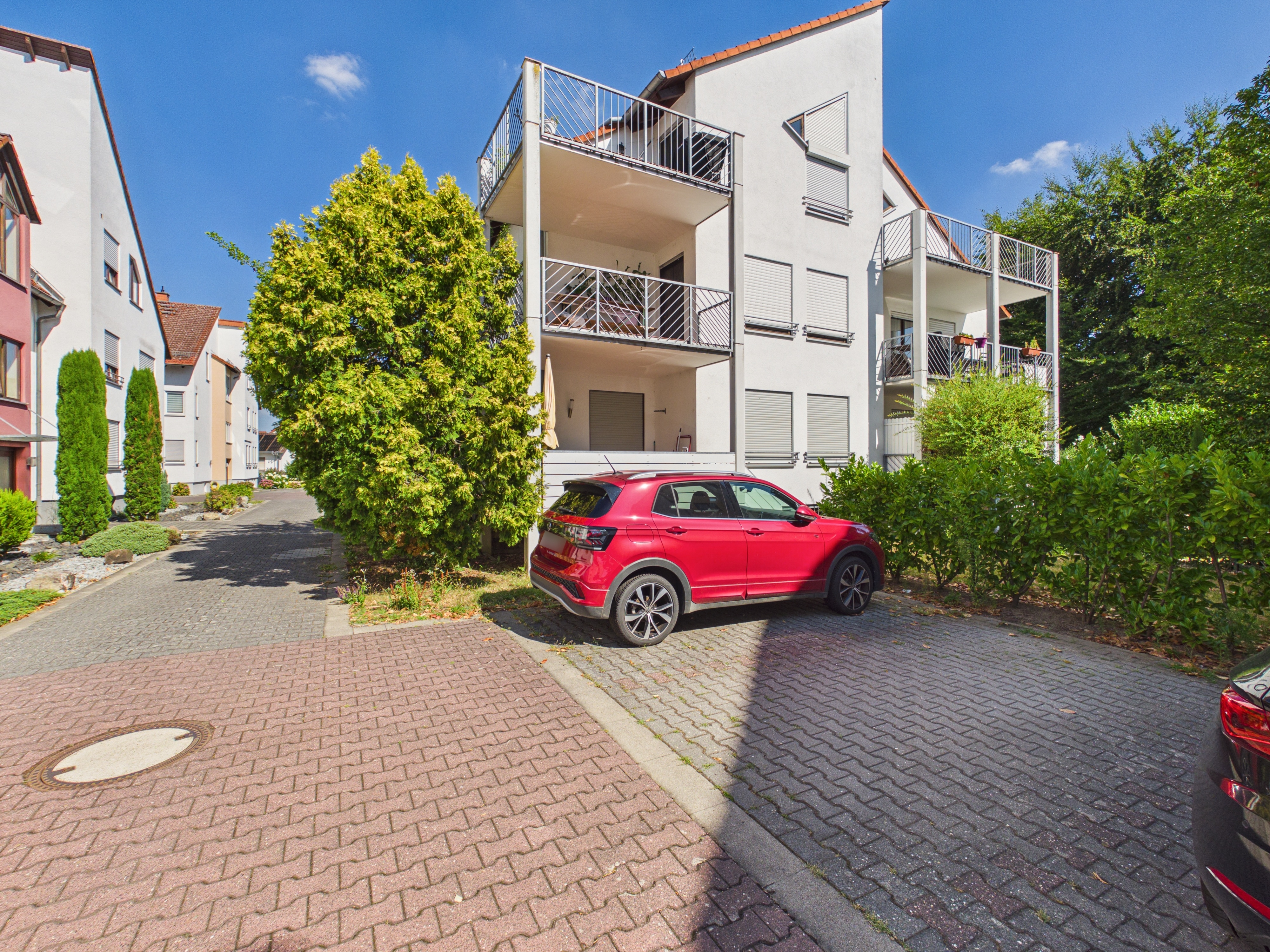 Außenansicht mit Stellplatz Außenansicht mit Stellplatz