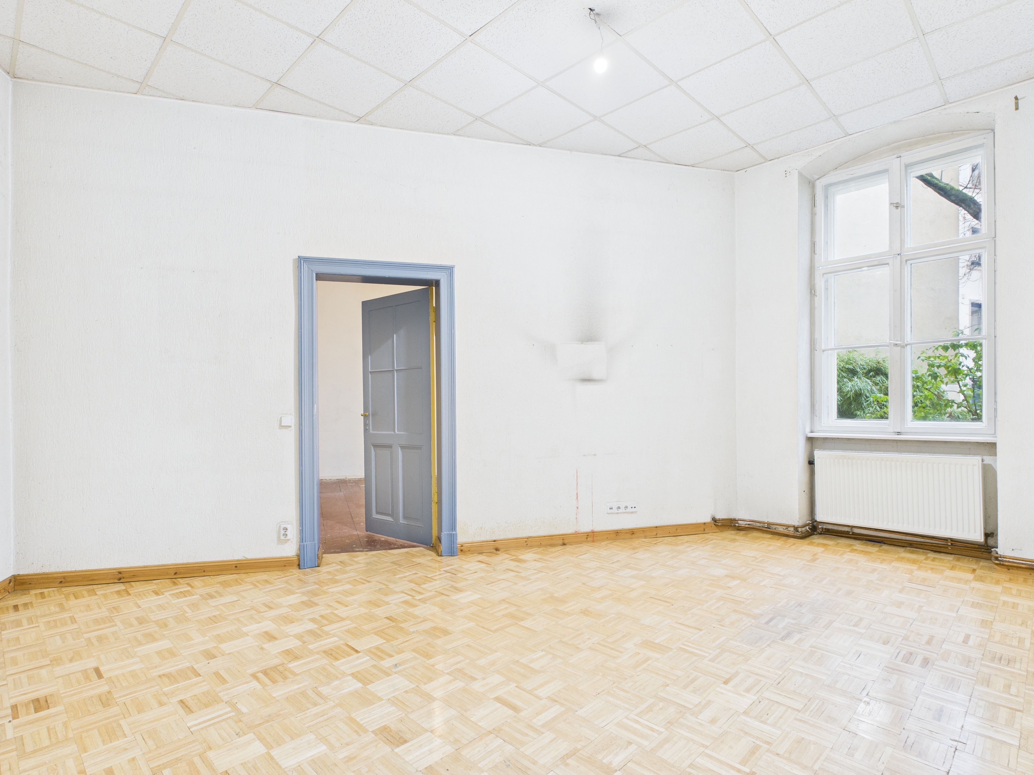 Wohnzimmer/ Blick ins Schlafzimmer Wohnzimmer/ Blick ins Schlafzimmer