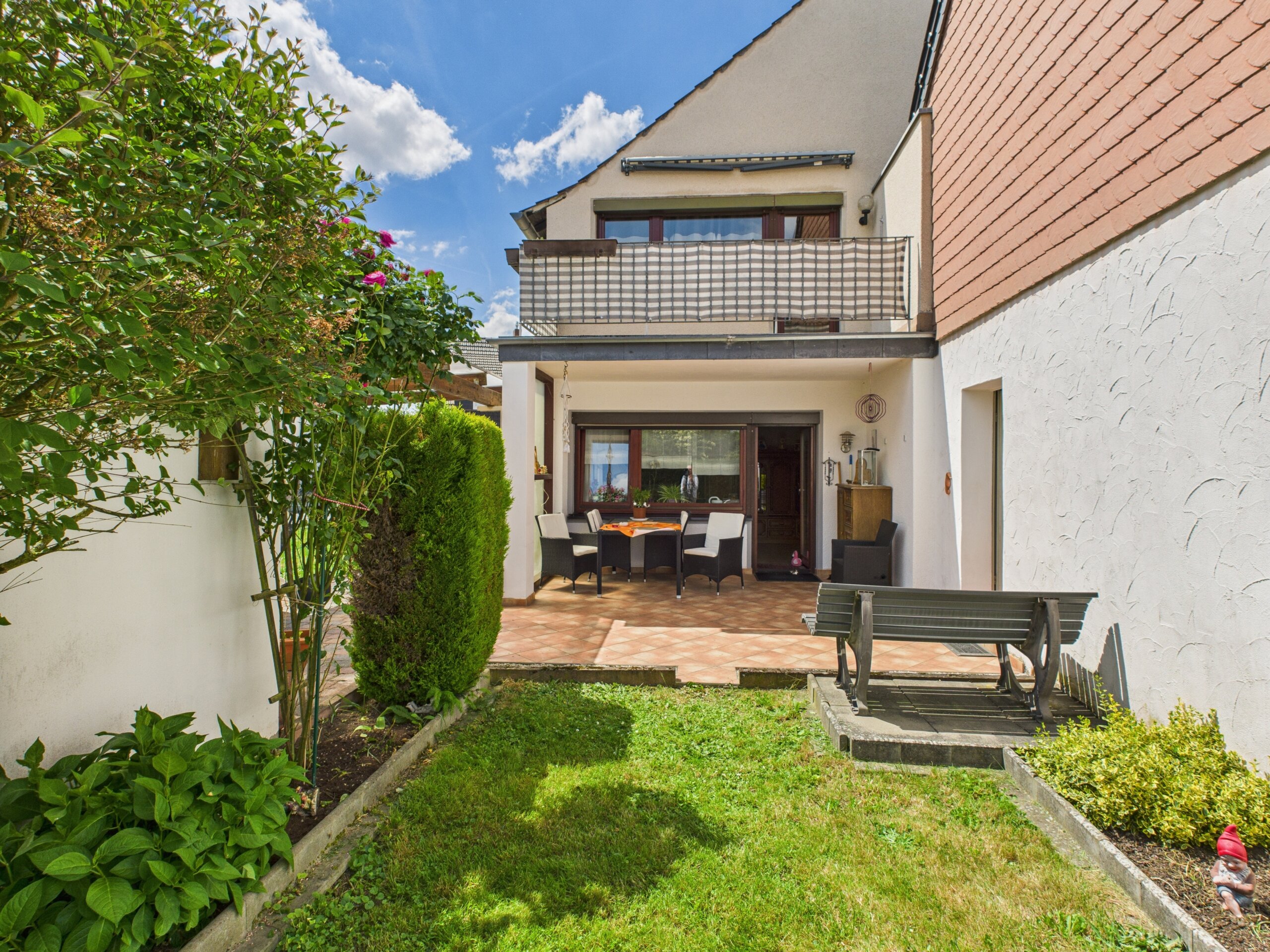 Zweifamilienhaus mit zwei autarken Einheiten, Garten und Garage – ideal für Familien oder Investoren