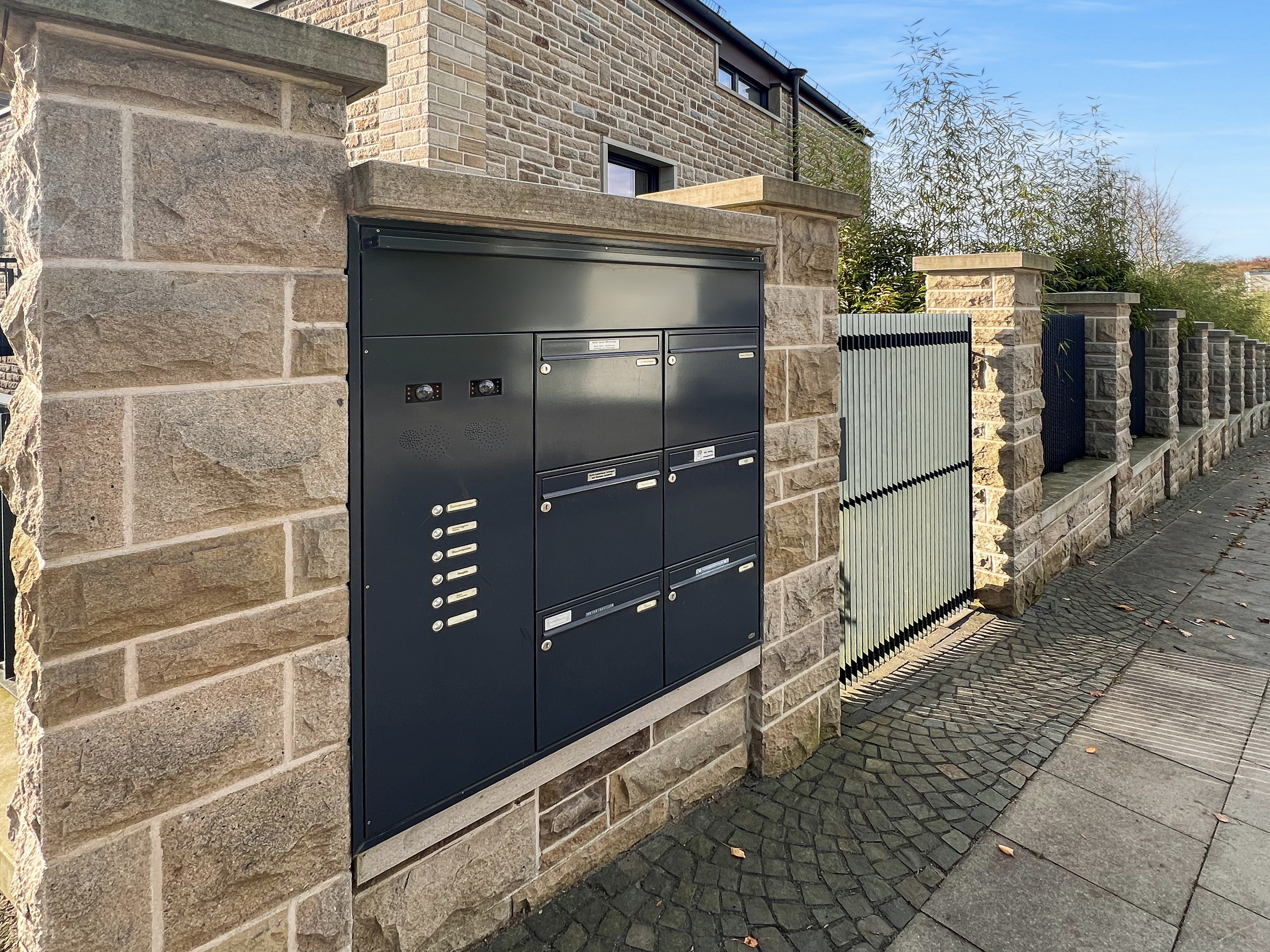 Eingangsbereich mit Videosperchanlage Eingangsbereich mit Videosperchanlage