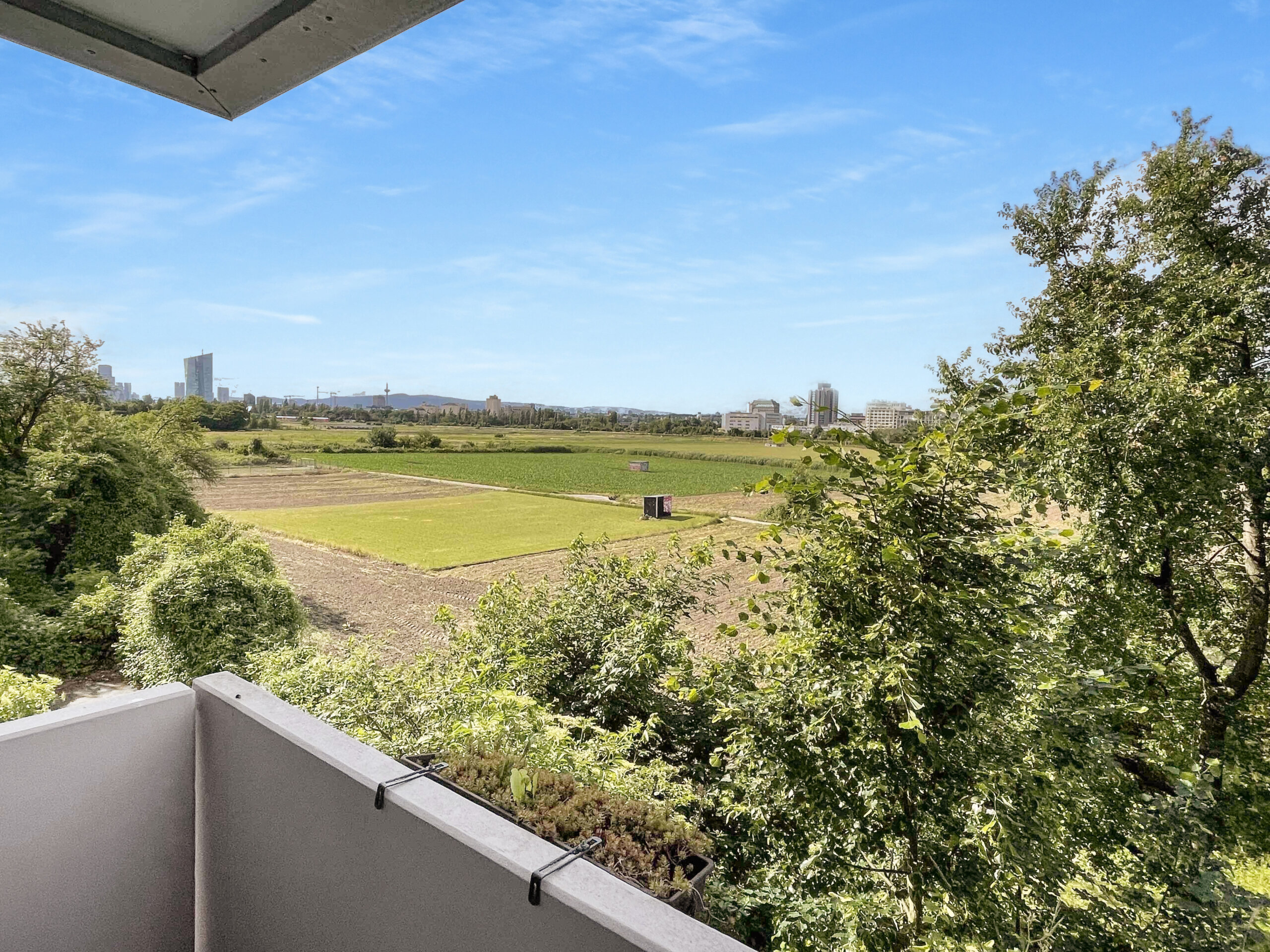 VIELSEITIGE MÖGLICHKEITEN – 4-Zimmer-Wohnung mit Einliegerbereich und zwei Balkonen