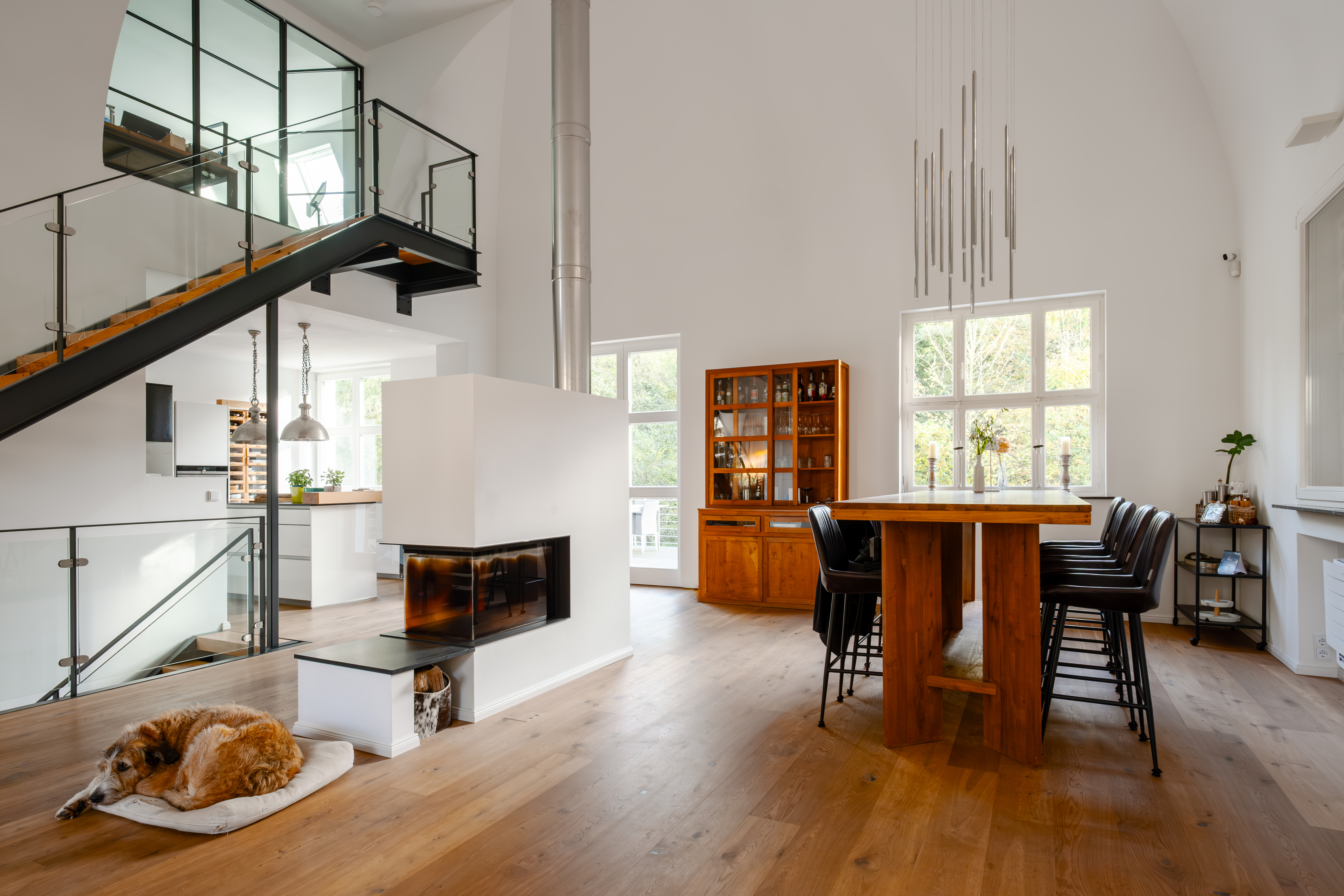 Blick in den Essbereich und den Kamin Blick in den Essbereich und den Kamin