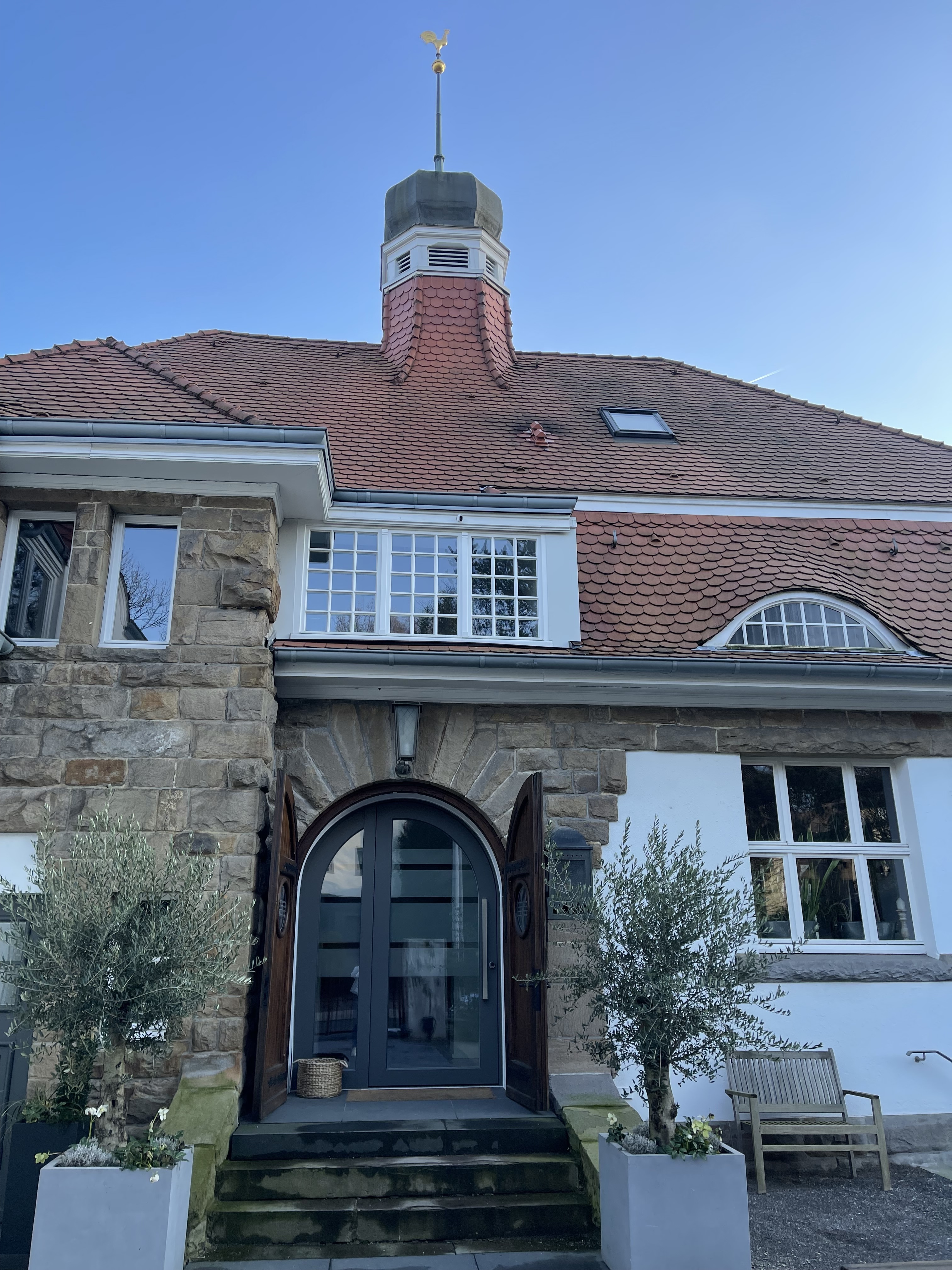 Frontansicht mit Glockenturm Frontansicht mit Glockenturm