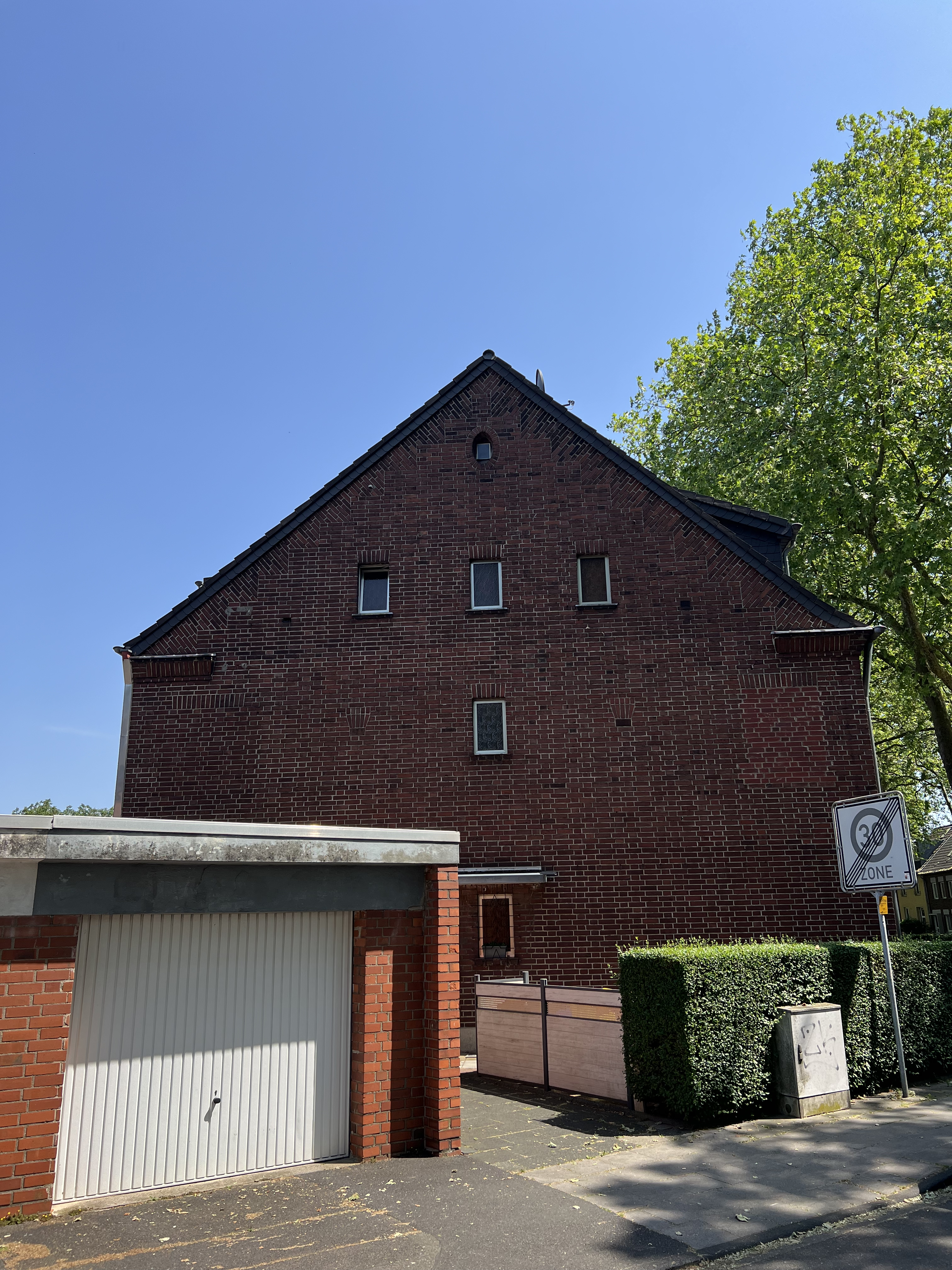 Straßenansicht mit Garage Straßenansicht mit Garage