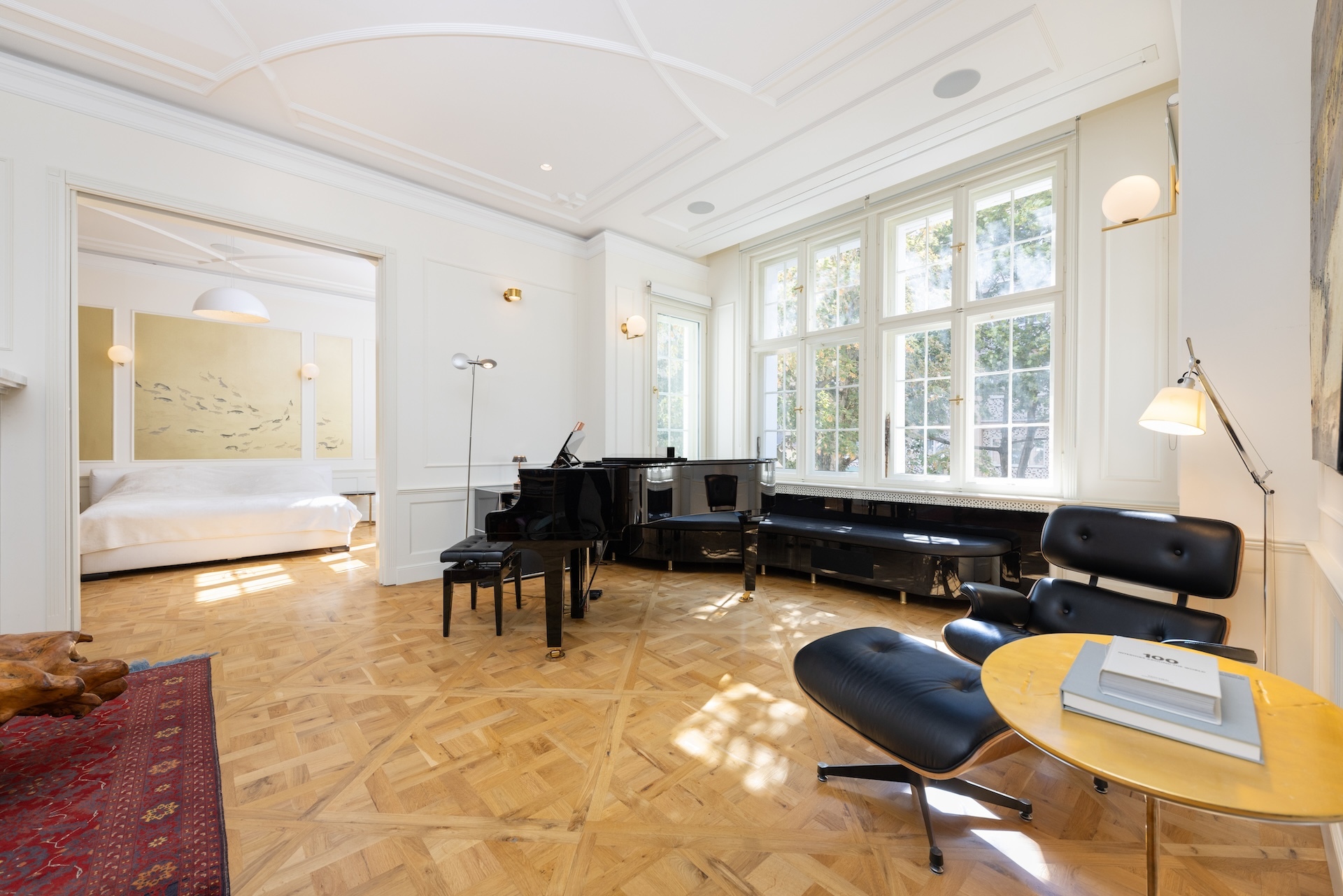 Wohnzimmer mit Blick ins Master Schlafzimmer