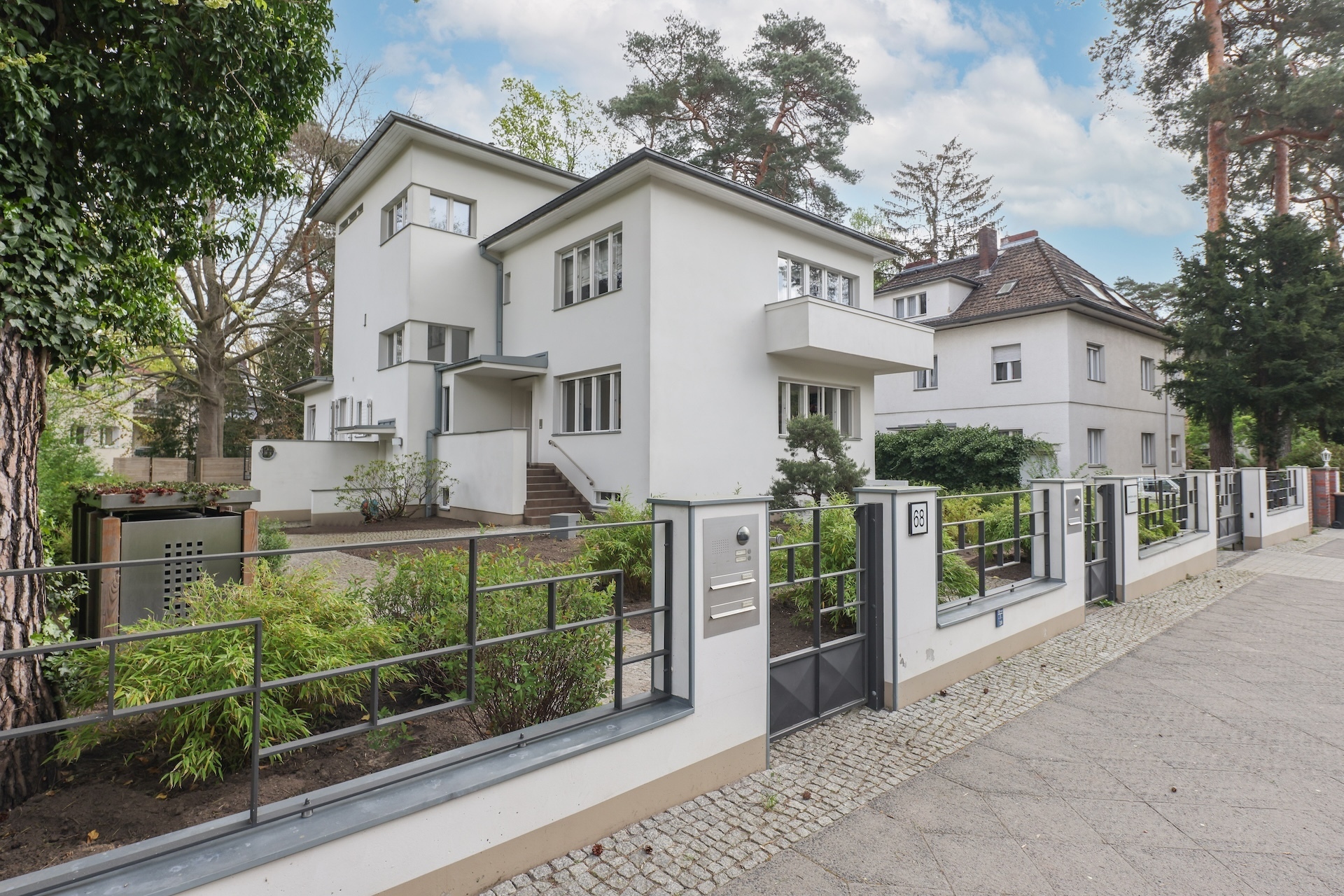 Außenansicht Gebäude und Eingang