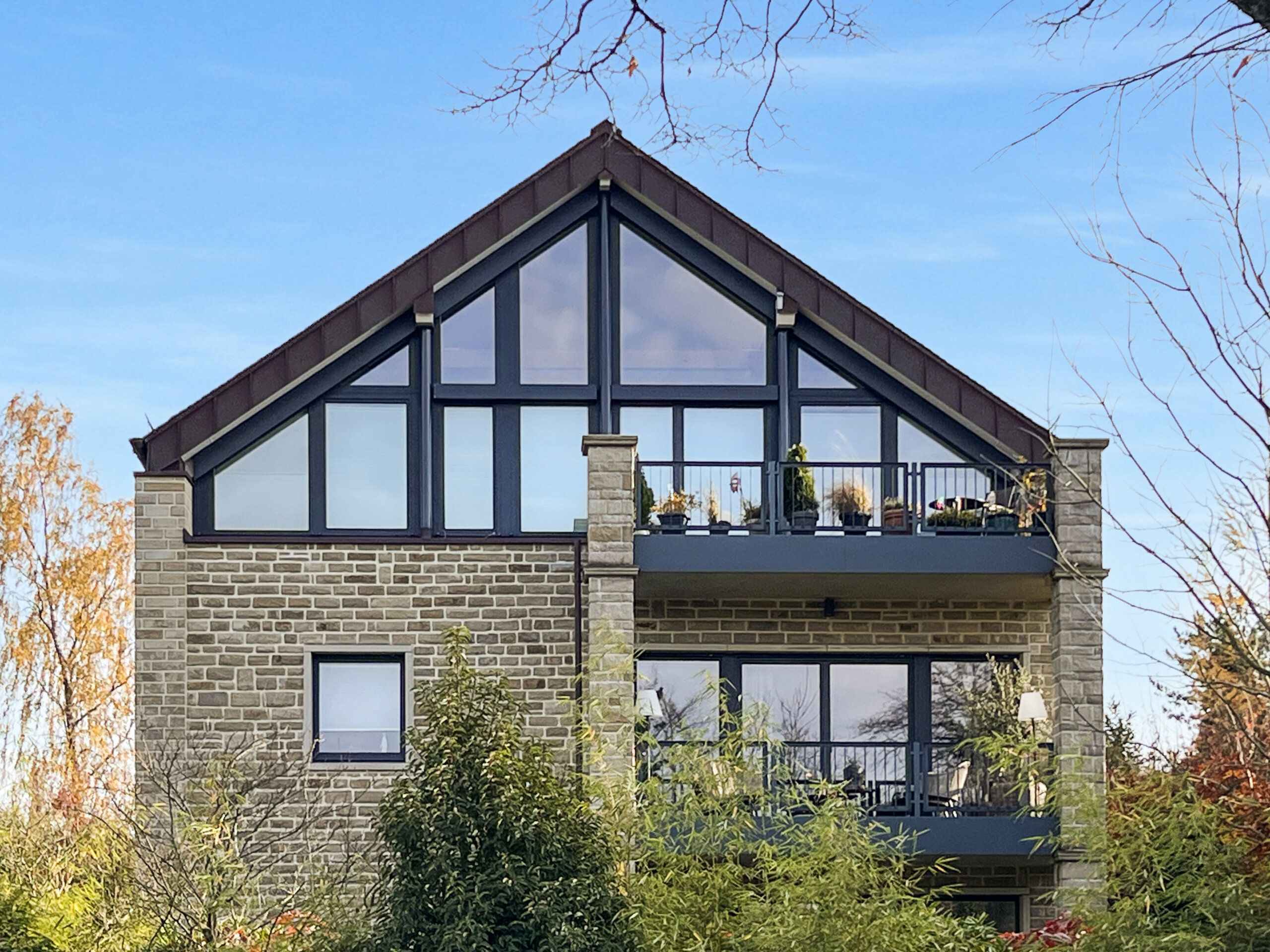 Glasgiebel mit Balkon