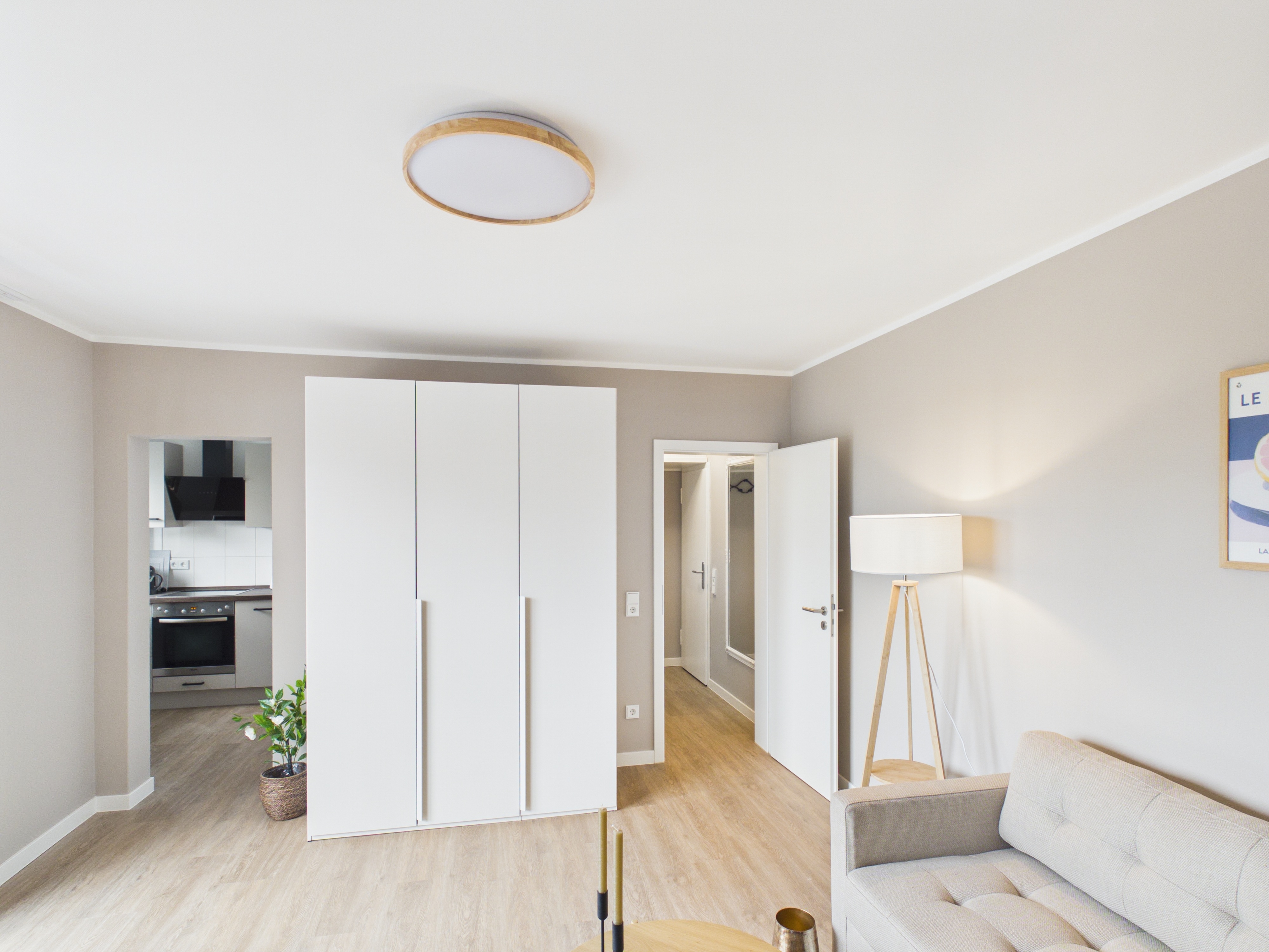 Kleiderschrank im Wohn/Schlafzimmer Kleiderschrank im Wohn/Schlafzimmer